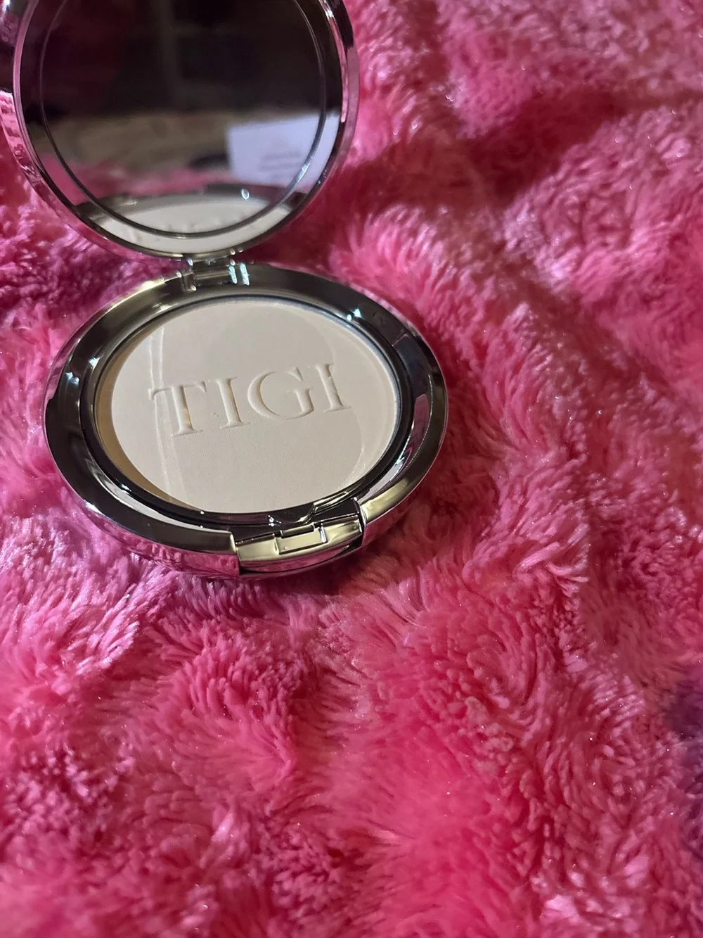 TIGI pressed powder
